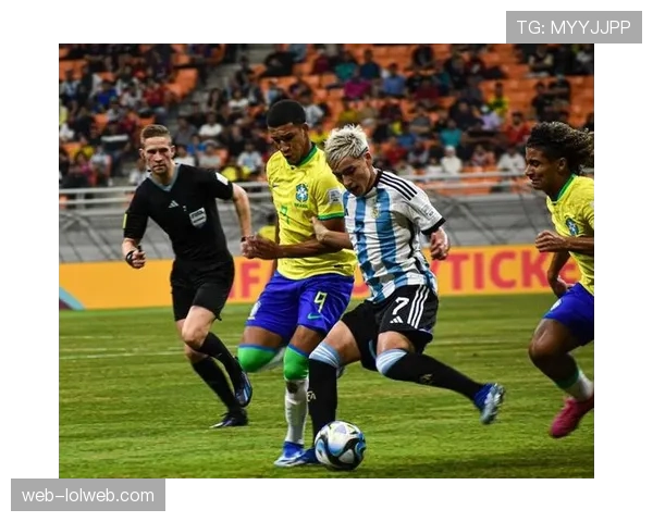 多家俱乐部球探现身看台，考察南特队中一名年轻后卫的表现